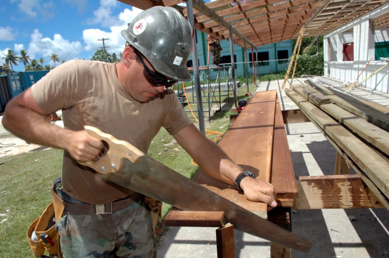 ebeniste-SEILLANS-min_worker_construction_building_carpenter_male_job_build_helmet-893290